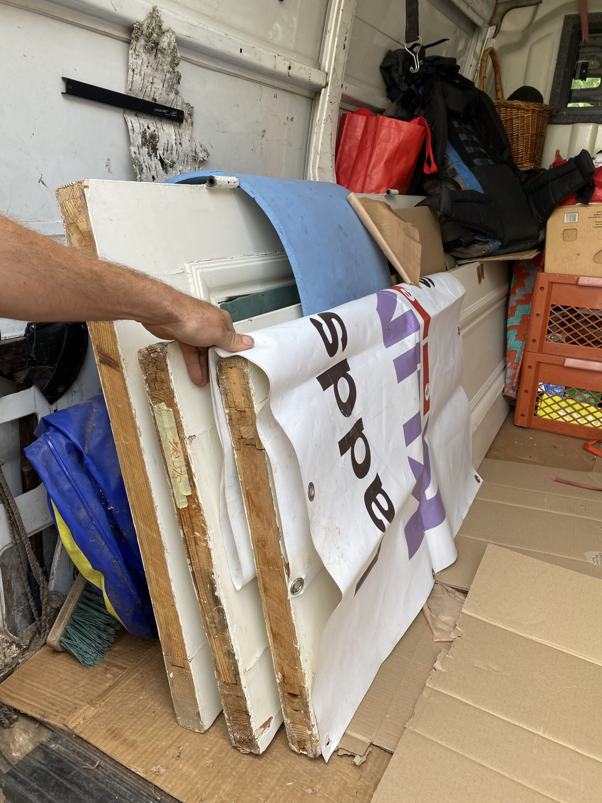 Hotelli Seurahuoneen vanhat ovet nostettiin pakettiautoon ja ajettiin Ahvenanmaalle vaatekaappiprojektiin.