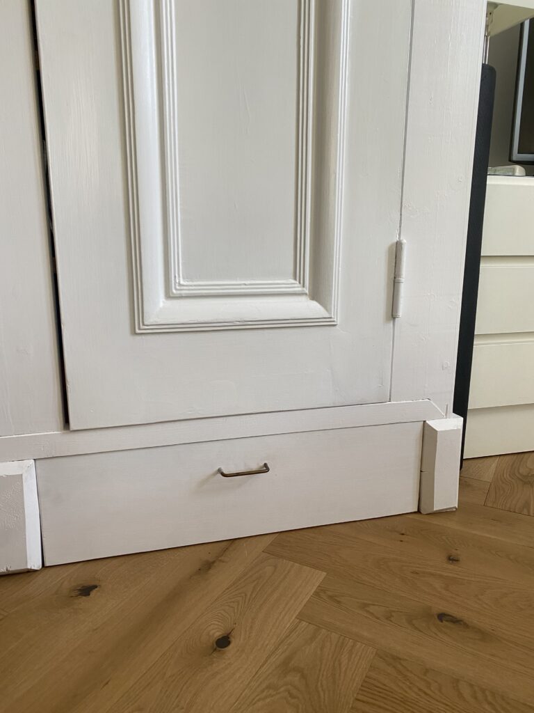 Puinen vaatekaappi, jossa sokkelilokerot