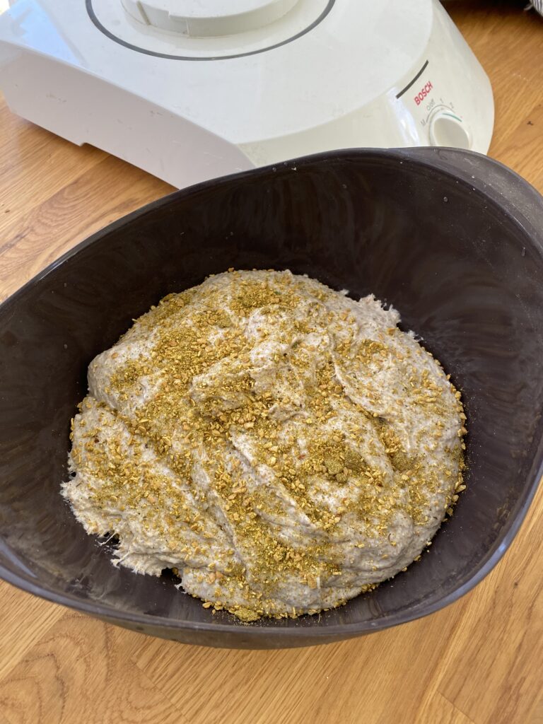 Ripottelin hapanjuurileivän päälle rouhittua kurpitsansiementä. Paistoin kurpitsansiemenet kurkumaöljyssä enne rouhimista, jotta väri on kaunis.