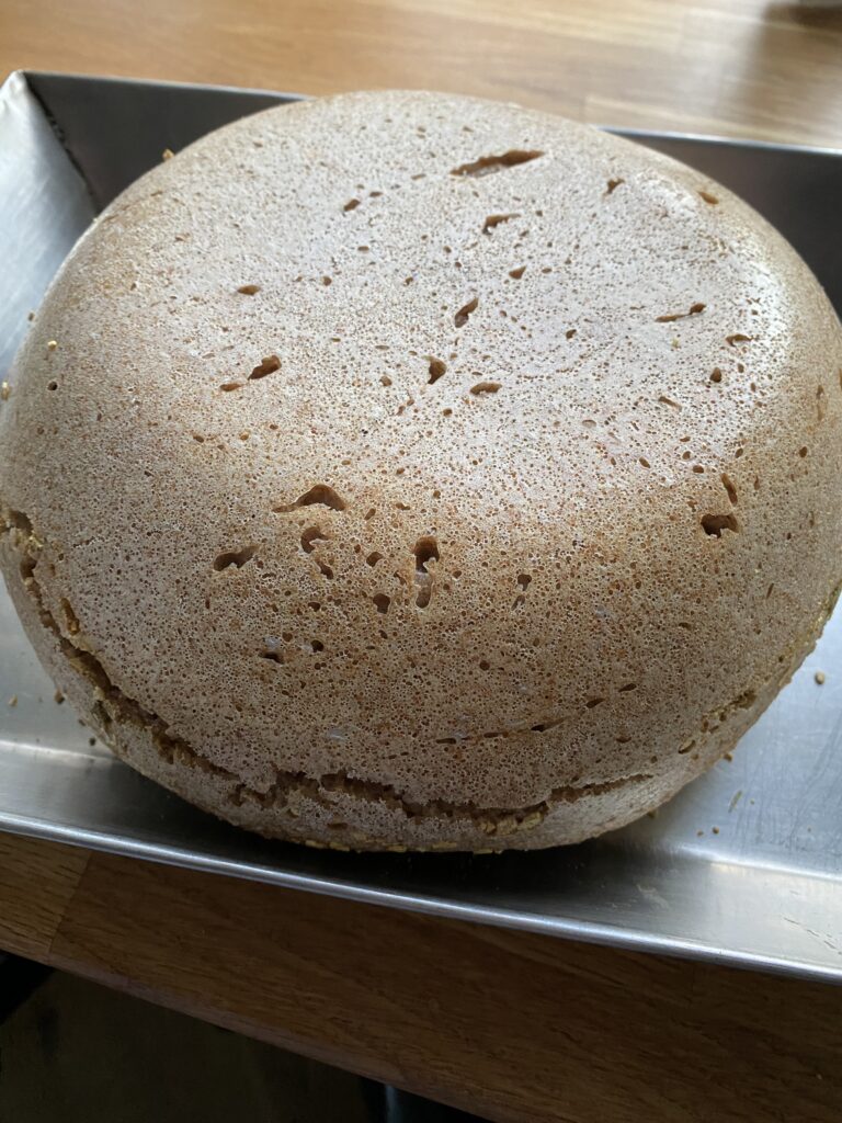 Hapanjuurileipä on kauniin muotoinen silikonileipäkääreessä paistettuna.