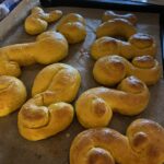 Luciapullat uunista ulos – ihana tuoksu täyttää keittiön! - Lussekatter direkt från ugnen – den ljuvliga doften sprider sig i köket!