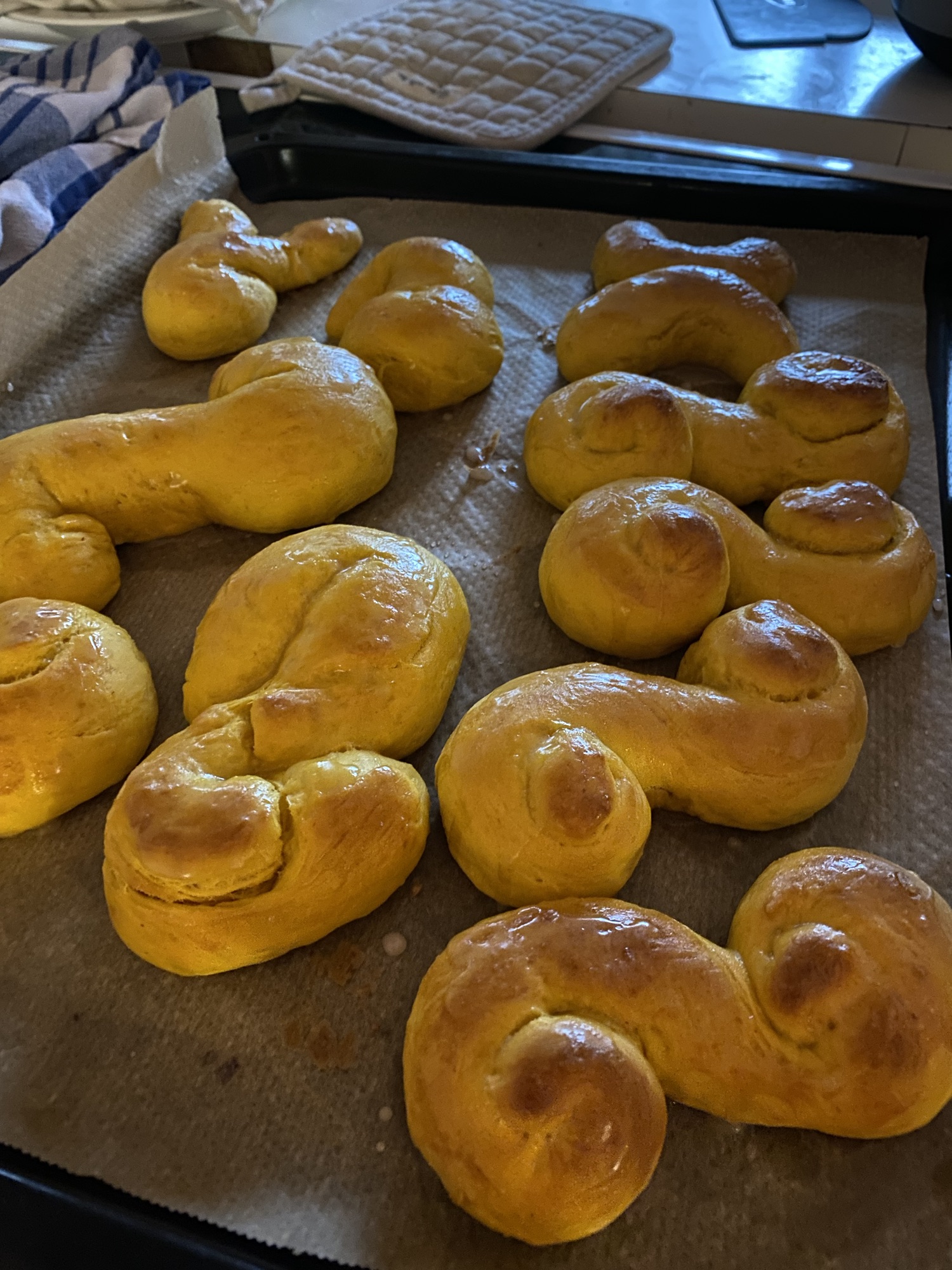 Luciapullat uunista ulos – ihana tuoksu täyttää keittiön! - Lussekatter direkt från ugnen – den ljuvliga doften sprider sig i köket!