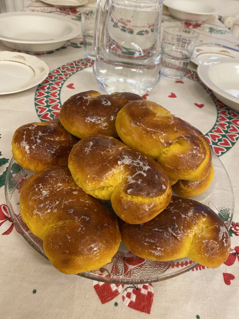 Tuoreet luciapullat pöydässä – nautitaan yhdessä Lucian päivän herkkuhetkestä! - Färska lussekatter på bordet – låt oss njuta av Luciadagens goda stund tillsammans!