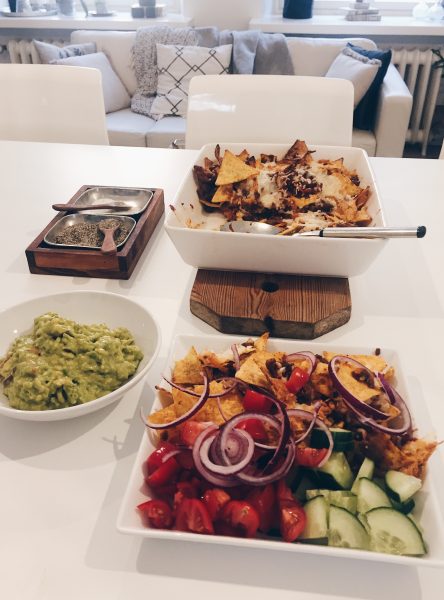 Nachovuoka härkiksestä uunivuoassa, päällä sulanut juusto ja tuoreet kasvikset.