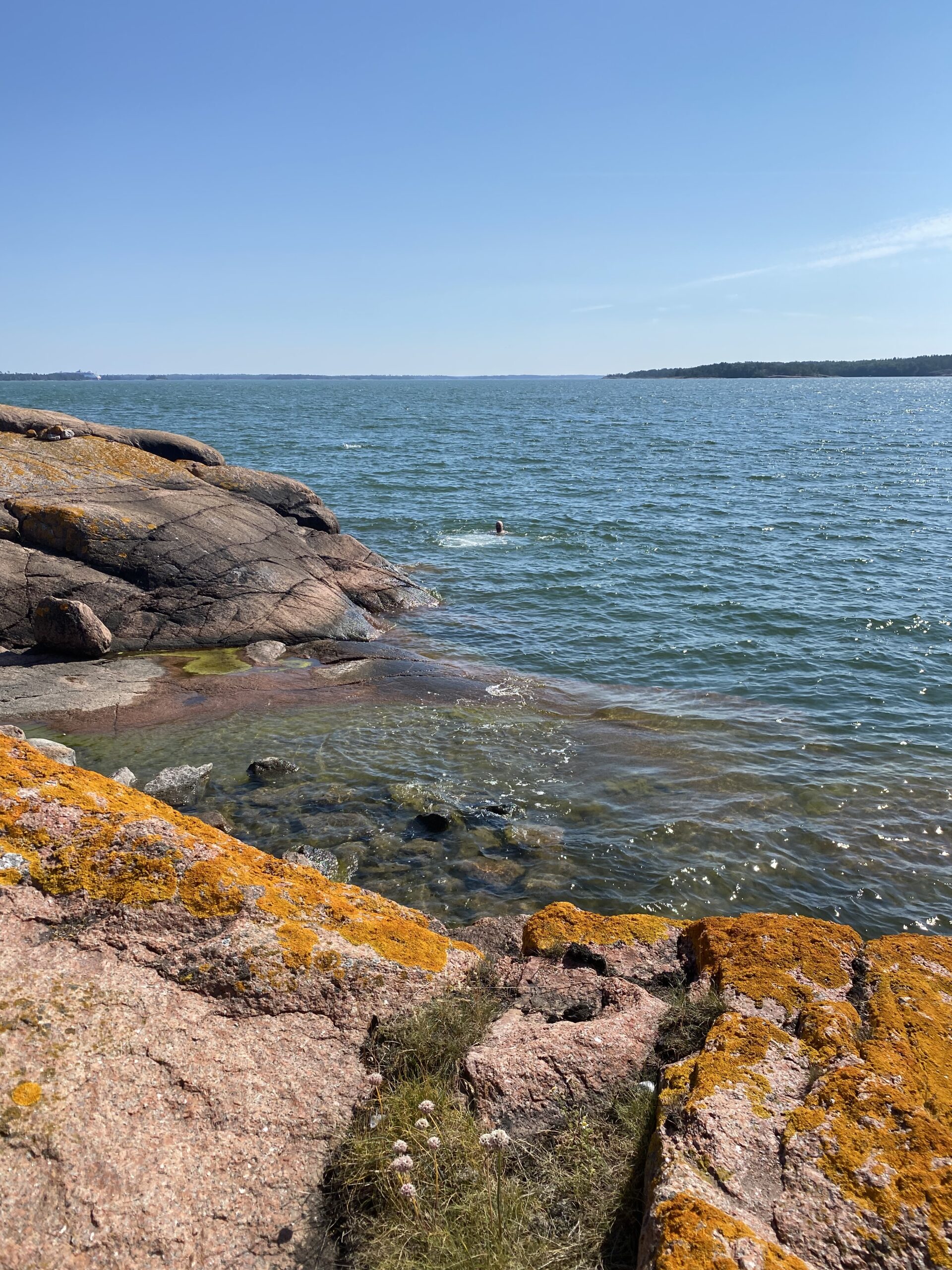 Ahvenanmaan kallioilla lepäämässä kajakkiretkellä